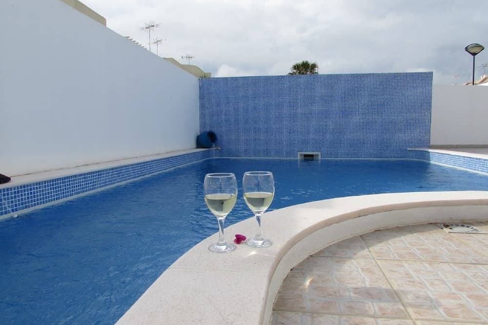 Moderne Villa mit privatem Pool und Klimaanlage, leicht zu Fuß zum Strand und Stadt 1