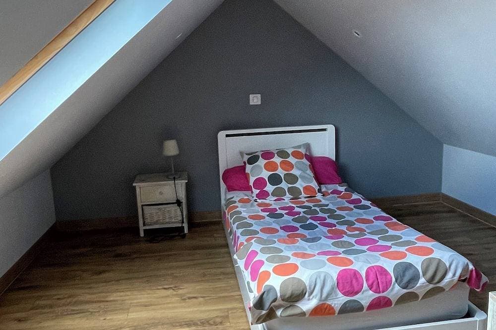 Foto 5 von 16: A charming, renovated house with an enclosed garden, located 1 km from Pors Carn Beach.