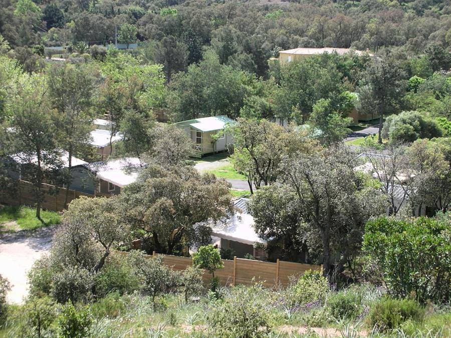 Foto 13 von 42: Camping Lou Cabasson - Chalet 2 personen - la Favière - überdachte Terrasse