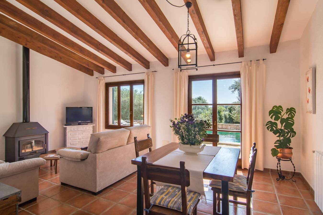 Foto 5 von 29: Schönes Ferienhaus "Finca Es Garballó" mit Garten, Pool, Terrassen und WLAN; Parkplätze vorhanden