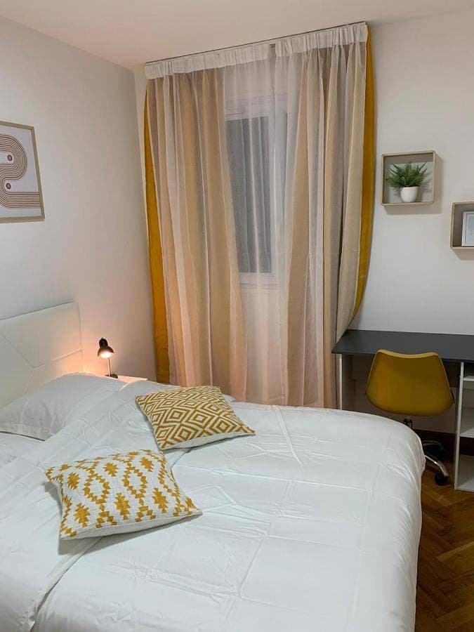 Chambre Privée Face arrêt de Tram proche métro 5 Pablo Picasso, Chambres individuelles , La cuisine , le WC et la salle de bain sont en commun 1