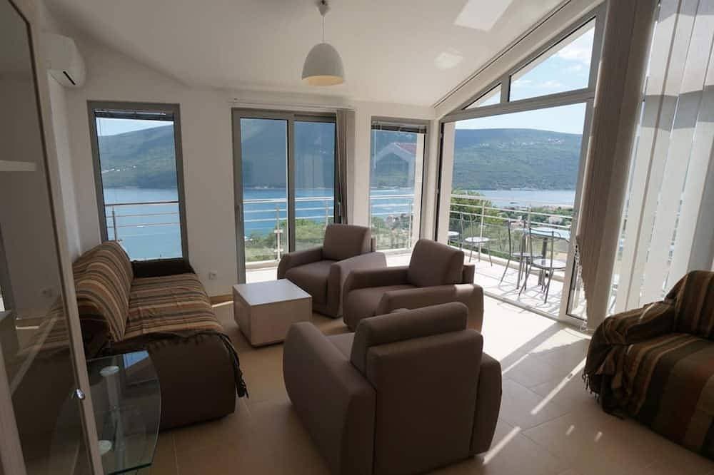 Foto 4 von 30: A Penthouse above the sea with a big infinity pool and a children pool