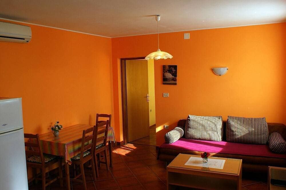 Foto 13 von 24: Charmantes Ferienhaus in Bartići mit Terrasse