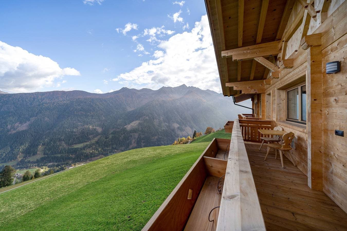 Foto 6 von 20: Einzimmerapartment 'Apartment Ocher' mit Bergblick, Gemeinschaftsgarten und WLAN