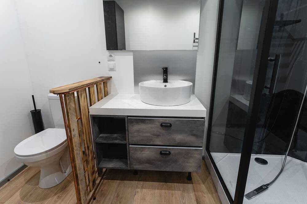 Foto 13 von 30: Apartment-Deluxe-Ensuite mit Dusche-Blick auf den Hof