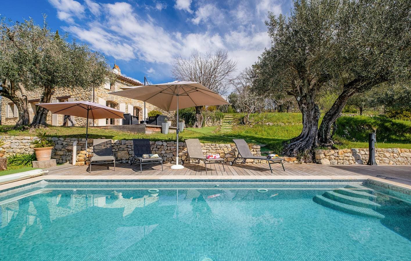 Foto 10 von 26: Ruhiger Rückzugsort am Flussufer mit Pool und WLAN