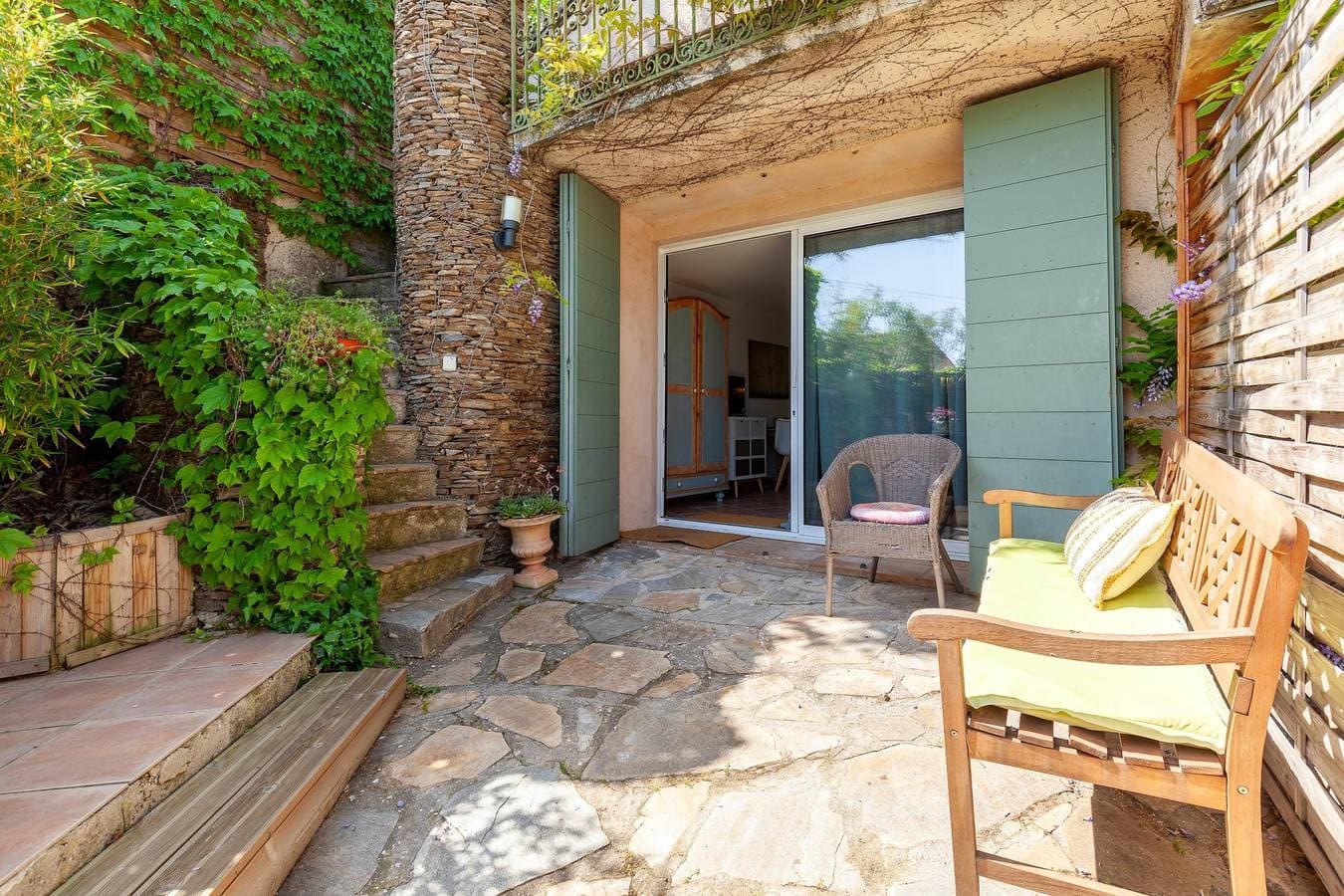 Foto 13 von 20: Ferienwohnung 'Logement De Charme Les Araucarias' mit Gemeinschaftspool, privater Terrasse & WLAN