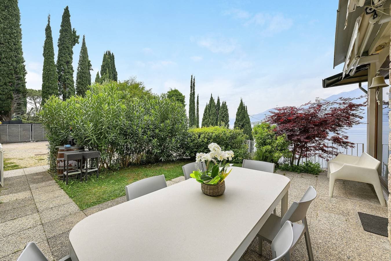 Foto 8 von 25: Ferienwohnung "Residenz La Mignon Oleandri" mit Blick auf den See, Bergblick und Garten