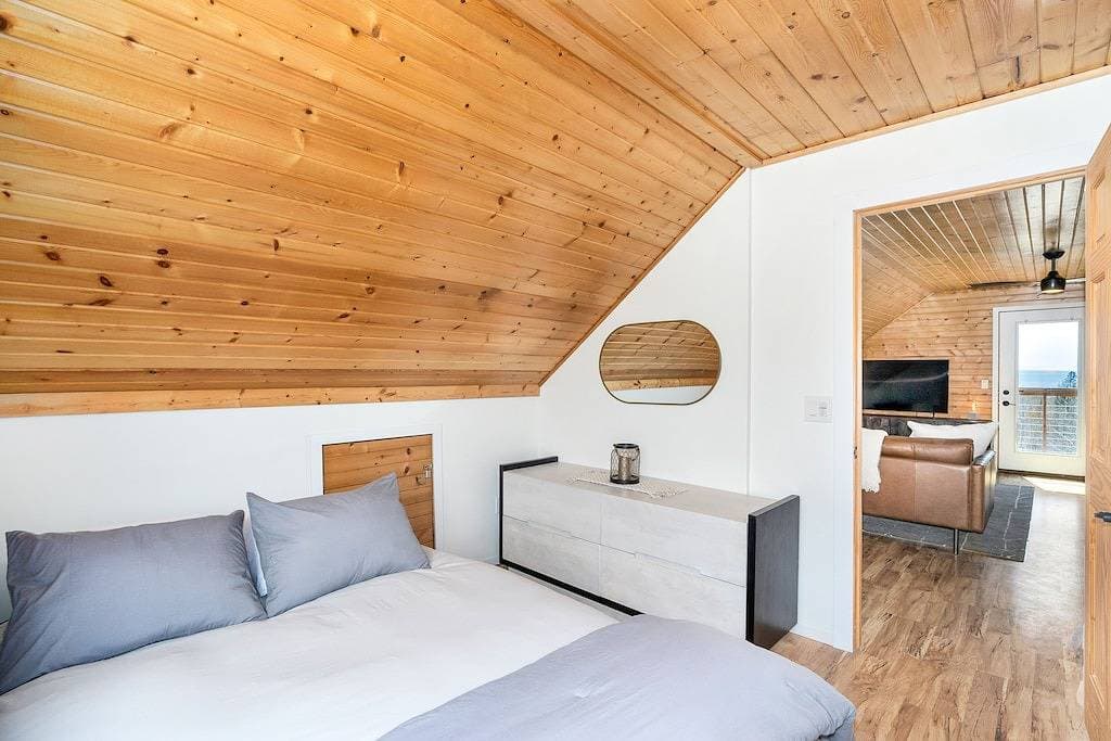 Foto 10 von 25: Freshly Remodeled Cabin w/ stunning Lake Views
