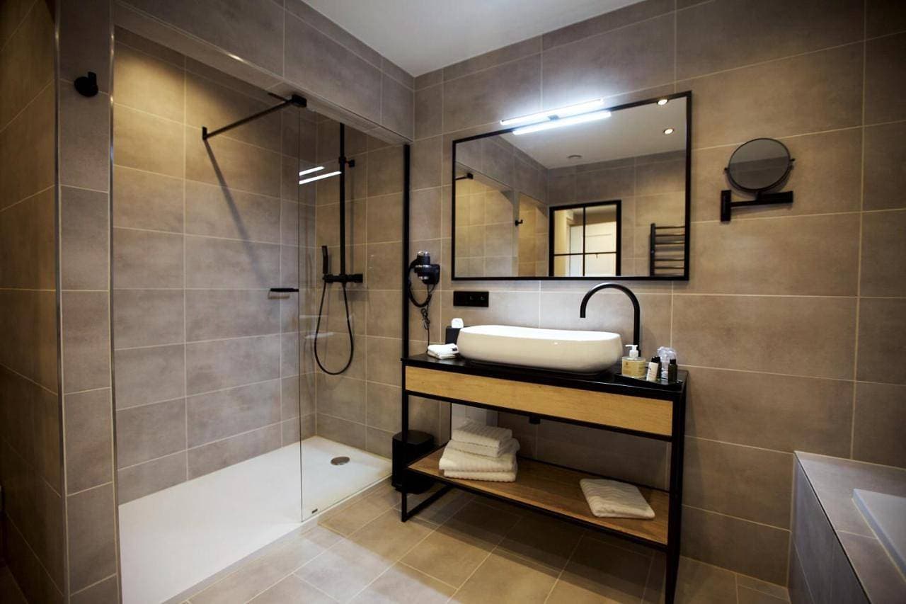 Foto 2 von 5: King Room with Roll-In Shower - Disability Access