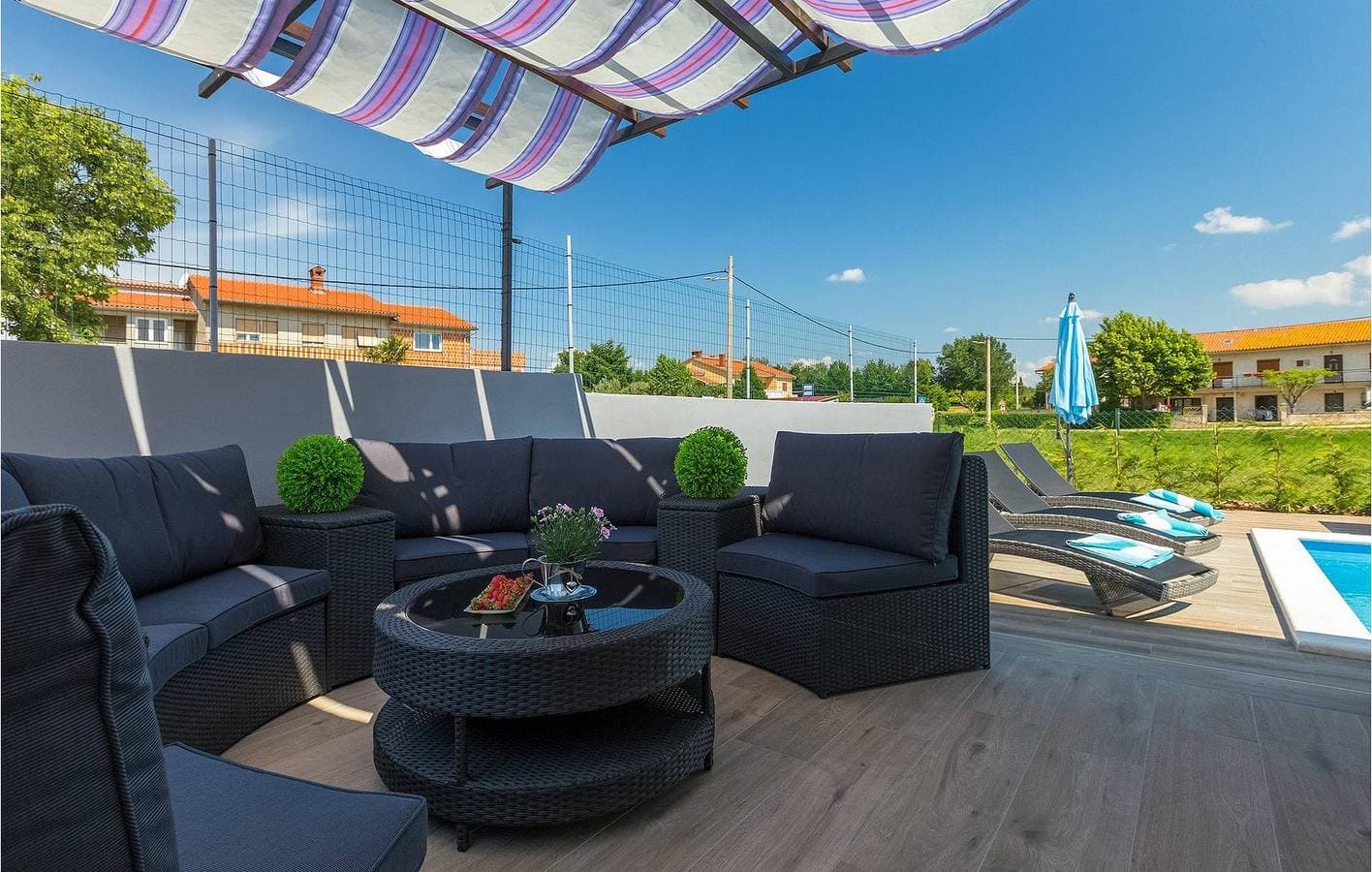 Foto 10 von 46: Geräumige 150 m² große Wohnung mit Pool, WLAN und Parkplatz in Koromani