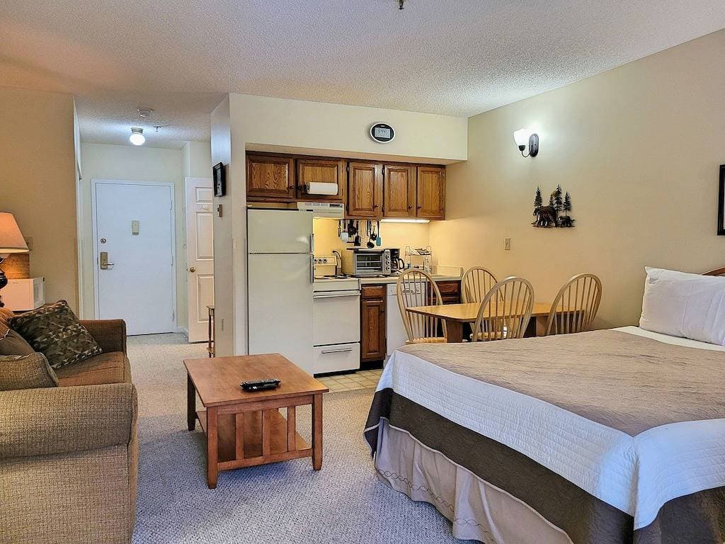 Foto 10 von 16: Kitchen, AC, deck, mountain view, pool, ski shuttle. Lc213 by Lrs