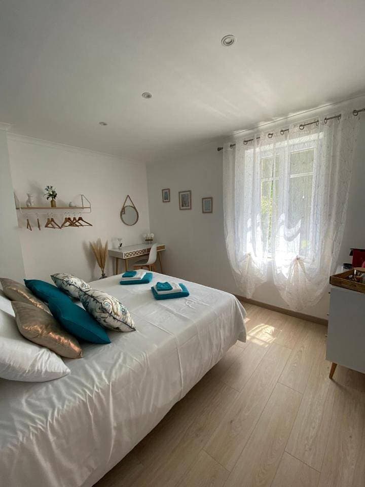 Foto 6 von 9: Family Room with Private Bathroom