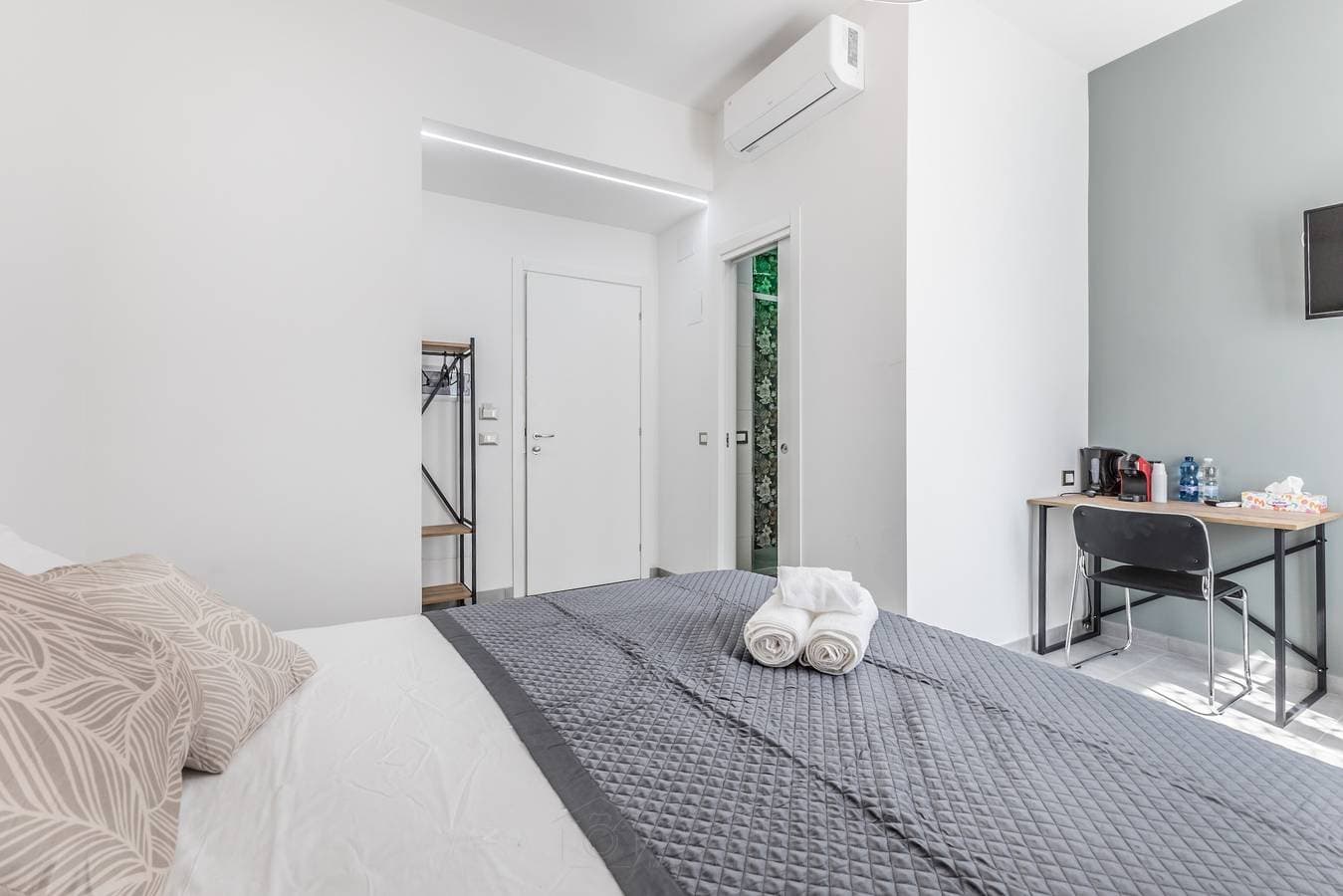 Foto 4 von 14: Zimmer 'Gordiani Guest House - Grey' mit WLAN und Klimaanlage