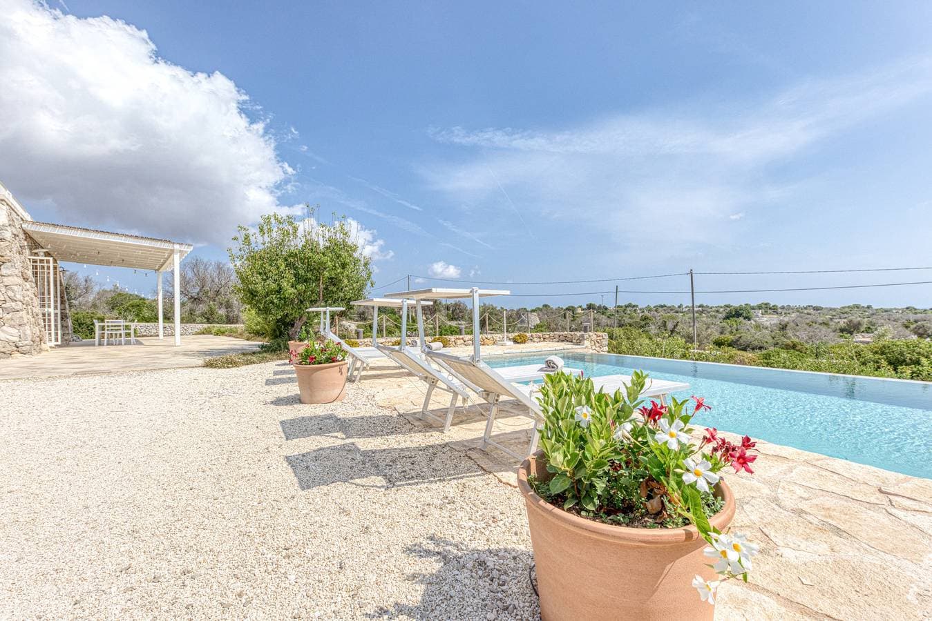 Foto 5 von 38: Moderne Steinvilla mit Pool und Meerblick