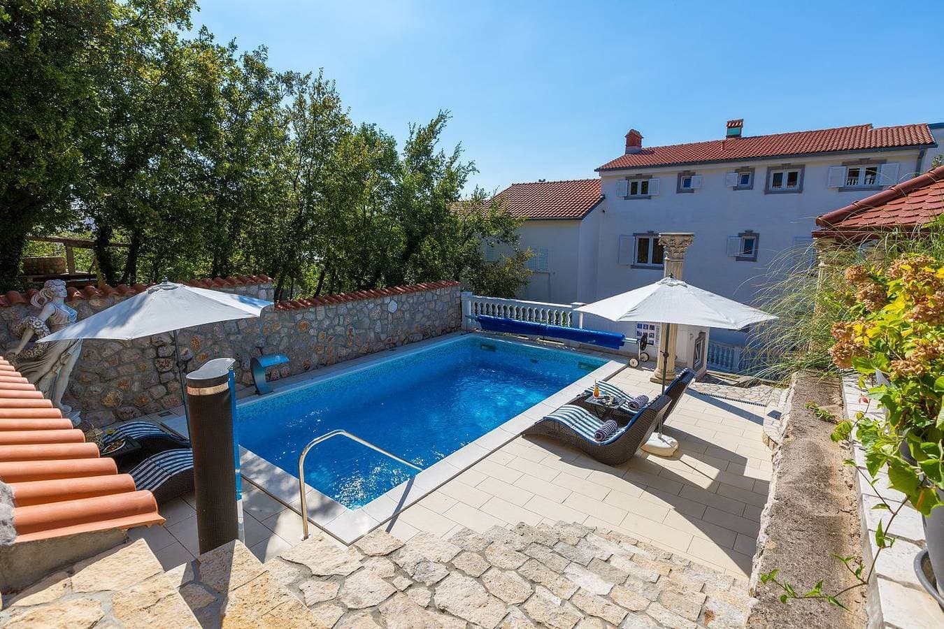 Foto 5 von 26: Reizendes Apartment nur 700 Meter zum Strand mit Meerblick, Pool, BBQ, WiFi