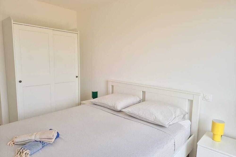 Foto 2 von 9: Modern, Brand-New Apartment with AC & Rooftop Pool – Walk to Beach & Port