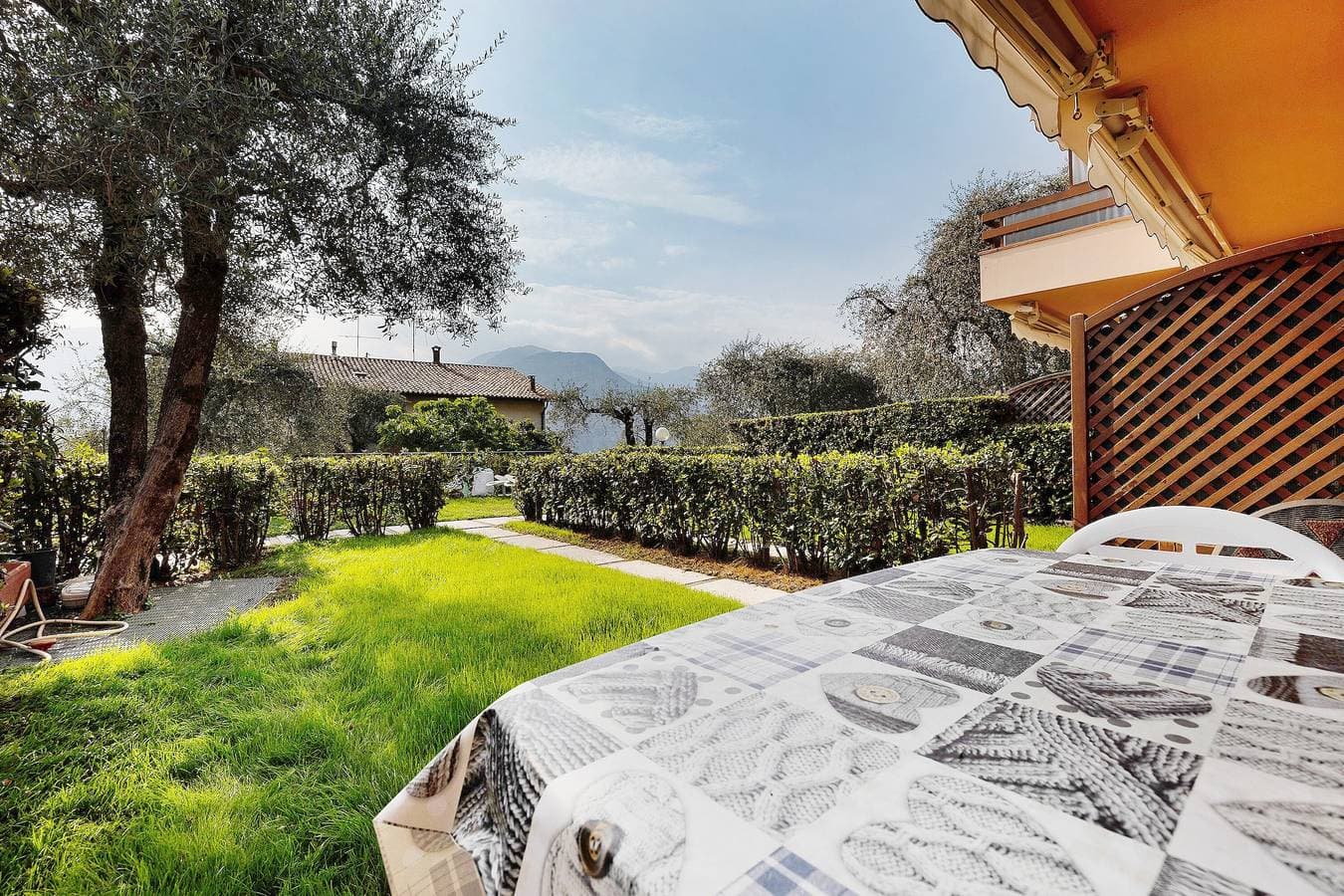 Foto 11 von 25: Ferienwohnung 'Assenza 9' mit Seeblick, WLAN und Klimaanlage