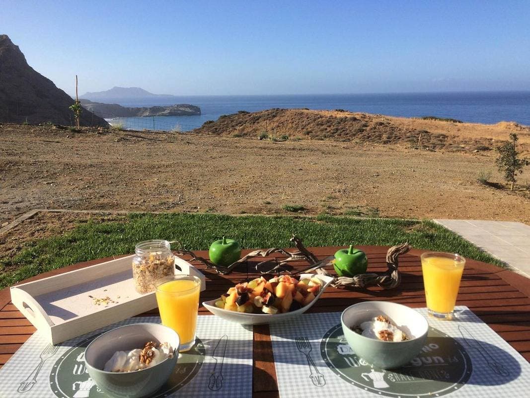 Foto 6 von 38: Weiter Blick auf Landschaft und Meer, Pool, 4 Pers. | Ferienhaus Triopetra, Kreta