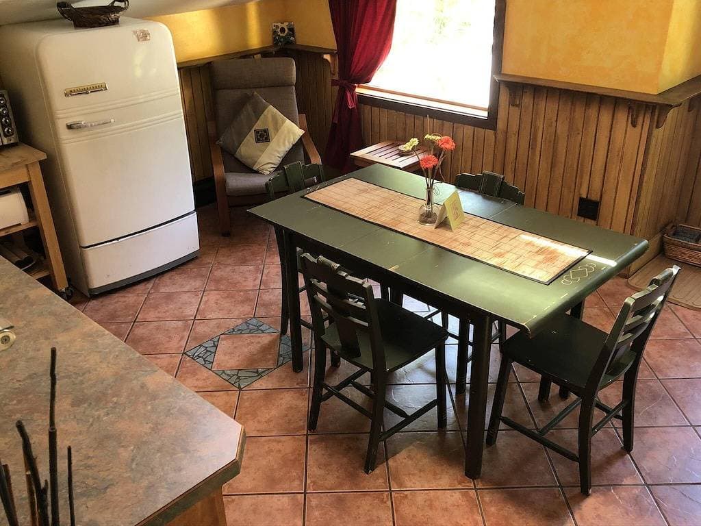 Foto 5 von 37: Mistiso Place Ferienwohnungen -Kokanee Suite