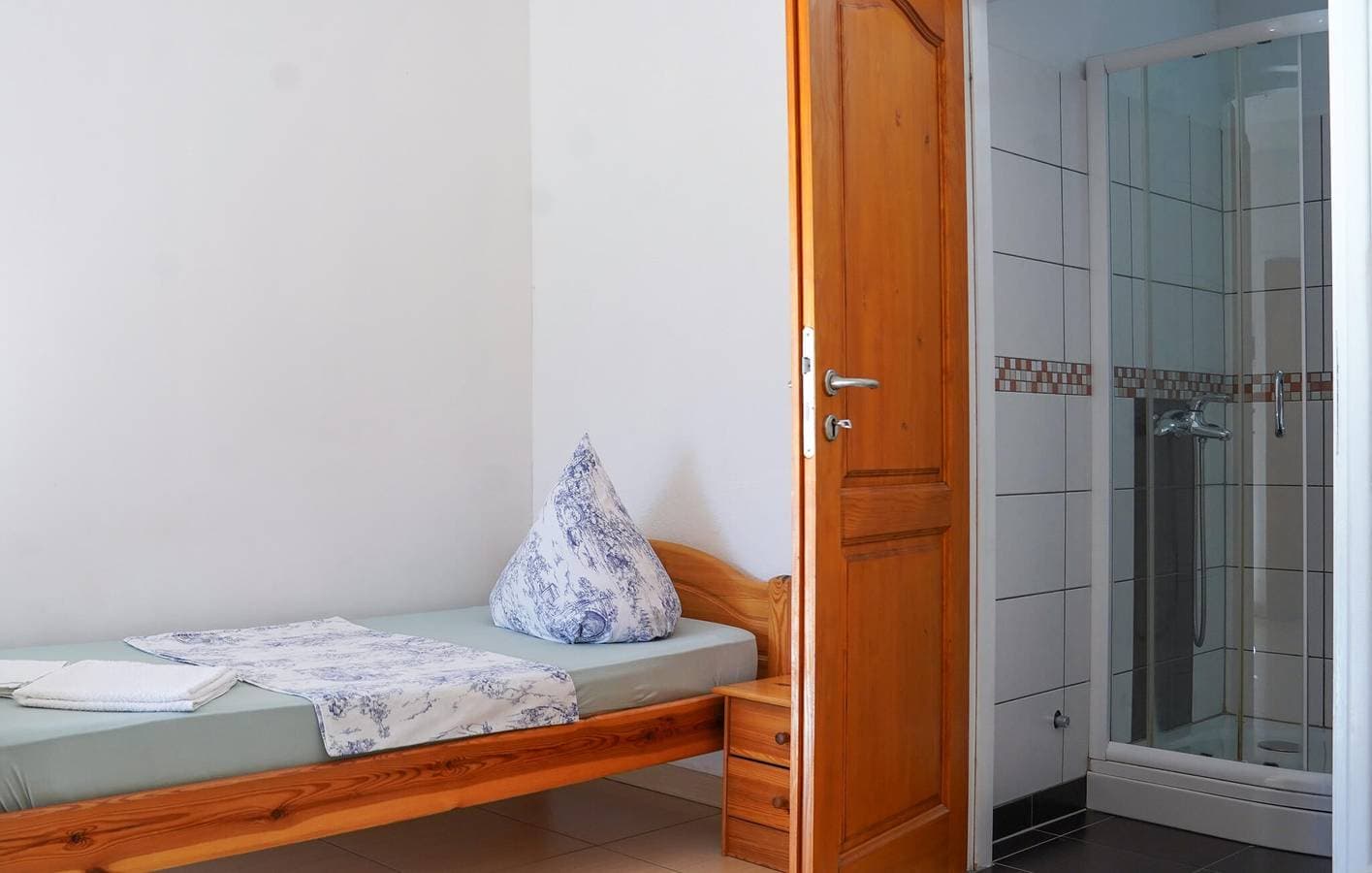 Foto 12 von 20: Gemütliche Ferienwohnung mit Terrasse, WLAN und Parkplatz in der Nähe des Strandes Tri Žala