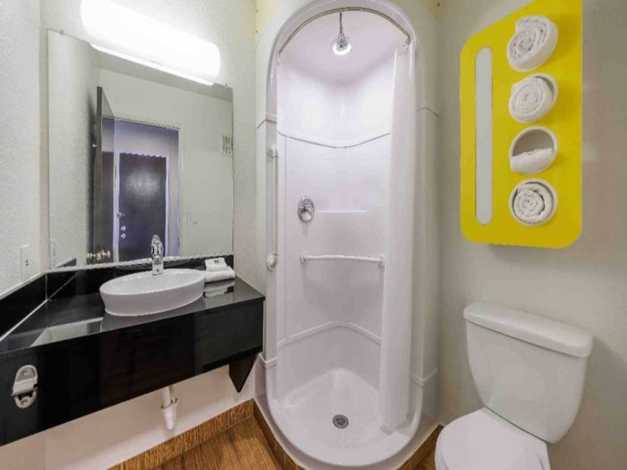 Foto 11 von 39: 1 Queensize-Bett | Mobilzugang Badewanne Nsmk Micfridg