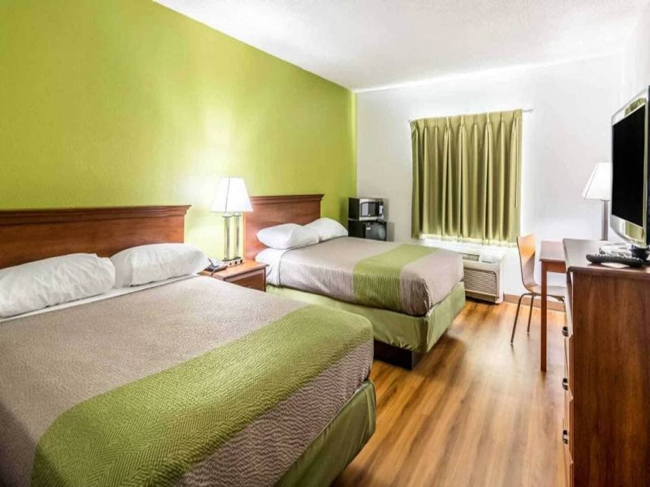 Foto 9 von 27: 2 Queensize-Betten | Nichtraucherzimmer, Mikrowellenkühlschrank