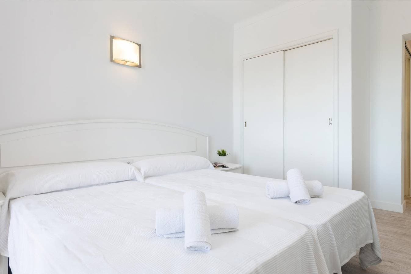 Foto 6 von 21: Hostal Talamanca Hab. Db Balcon - Gemütliche Herberge vor kurzem in der Nähe des Strandes renoviert. WiFi gratis