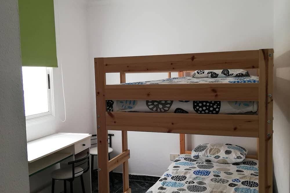 Foto 5 von 26: Geräumiges und helles Apartment mit 3 Schlafzimmern, Wohnzimmer mit Küche / Esszimmer und 1 Badezimmer.