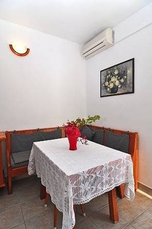 Foto 4 von 26: Ferienwohnung in Sukošan mit Meerblick, Balkon, Klimaanlage, W-Lan (654-2)