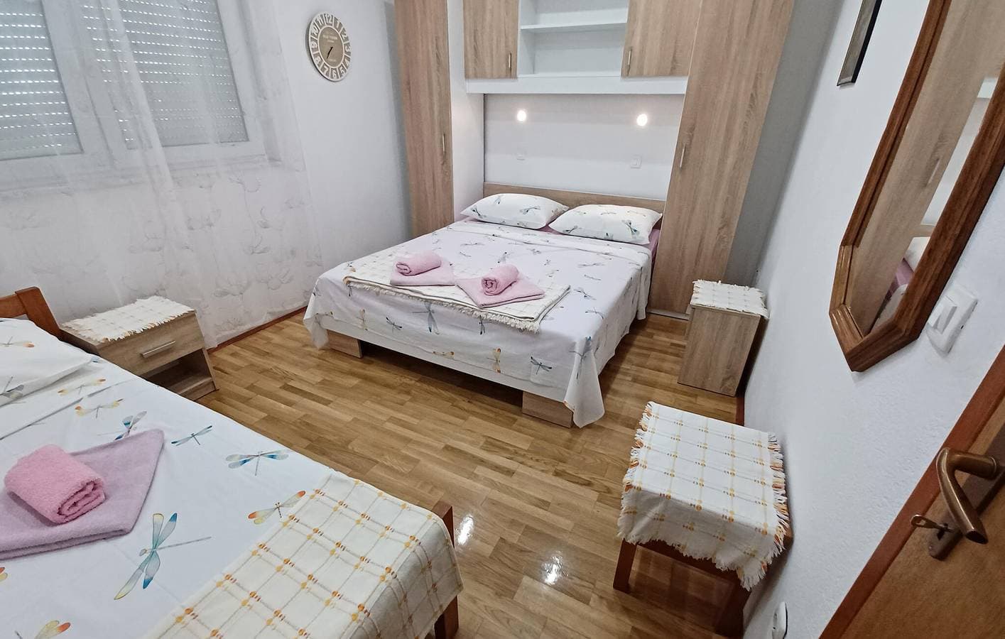 Foto 13 von 21: Charmante Unterkunft, 2 km vom Strand entfernt: 90 m² große Wohnung mit Pool und Terrasse