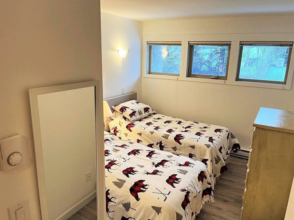 Foto 9 von 13: Renovated 3 bedroom condo, lower village, steps from the gondola and Toby pool.