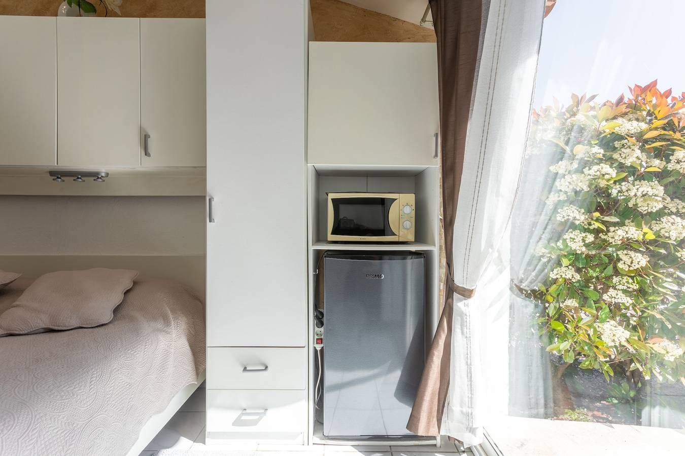 Foto 7 von 32: Gästezimmer „Chrisama“ mit Gemeinschaftspool, WLAN und Klimaanlage