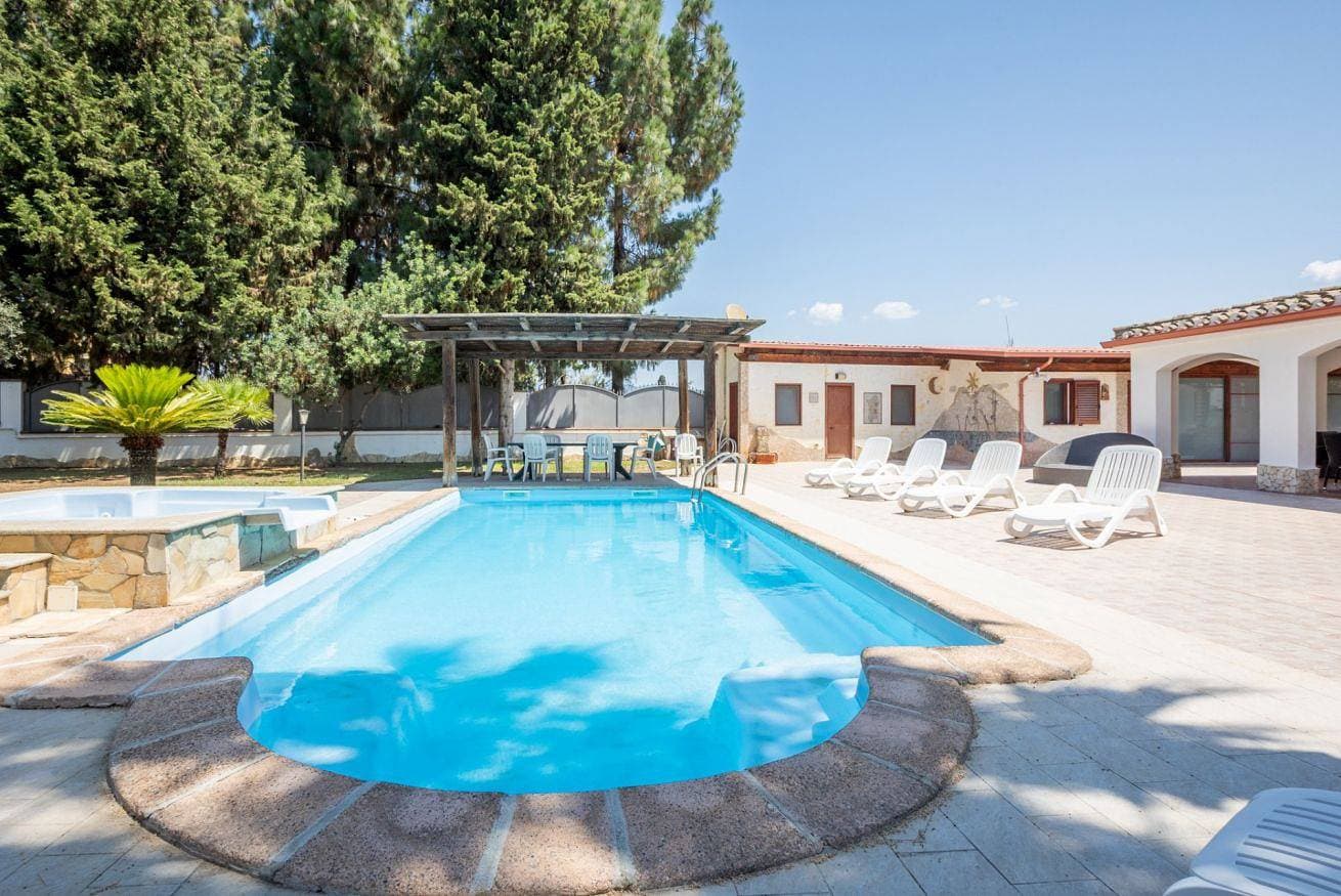 Foto 2 von 51: Ferienwohnung für 12 Personen mit Pool