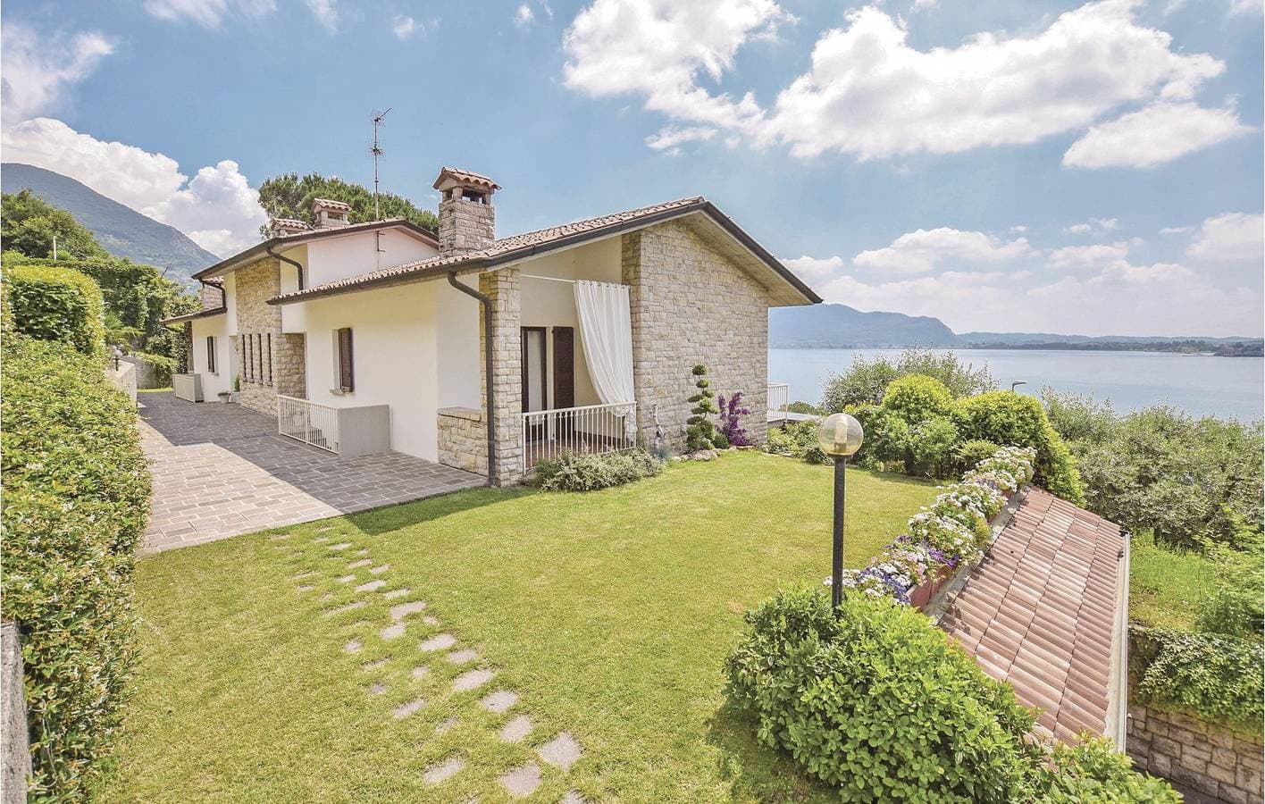 180m² Wohnung am See mit AC & Terrasse 1