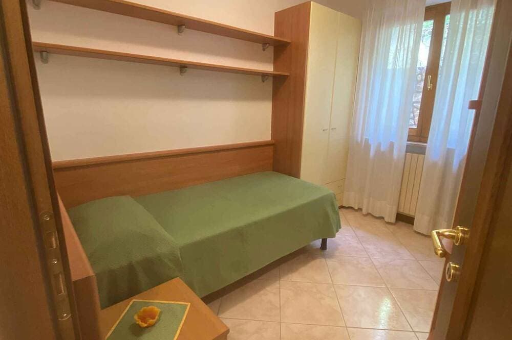 Foto 3 von 25: Ferienwohnung mit Balkon, Seeblick und Pool