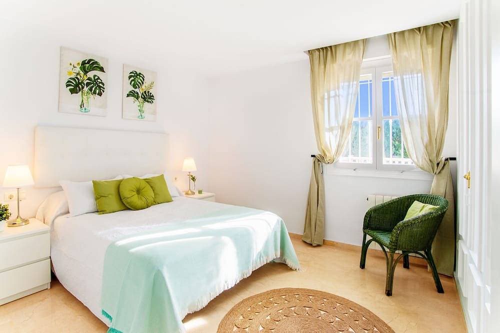Foto 3 von 30: 6 Bedroom Luxury Villa ,6 seater Jacuzzi & heated pool . 18 guests max