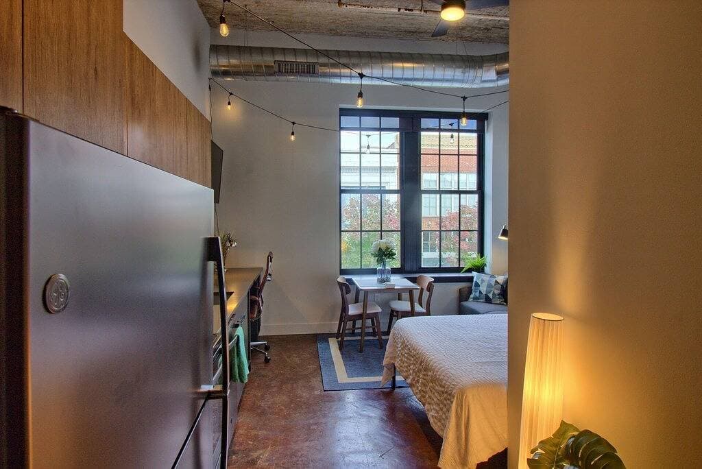 Foto 4 von 27: Chic Ultramodern Studio Loft w/ Designer Features