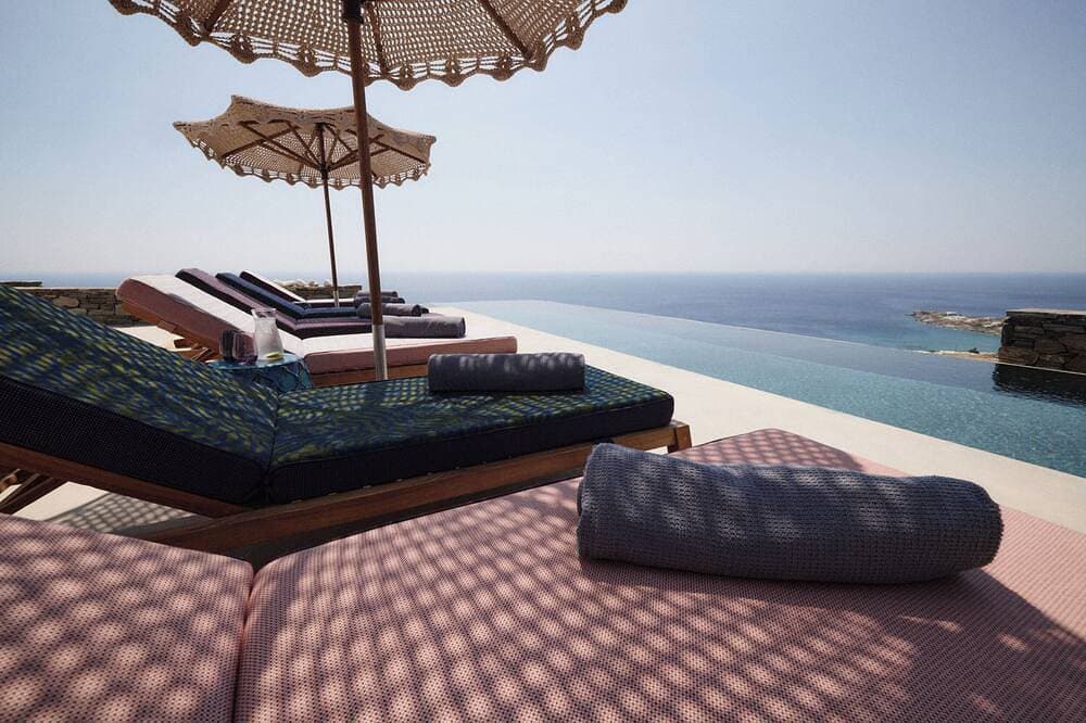 Foto 11 von 30: Heavenly views from Villa Nites with stunning infinity pool