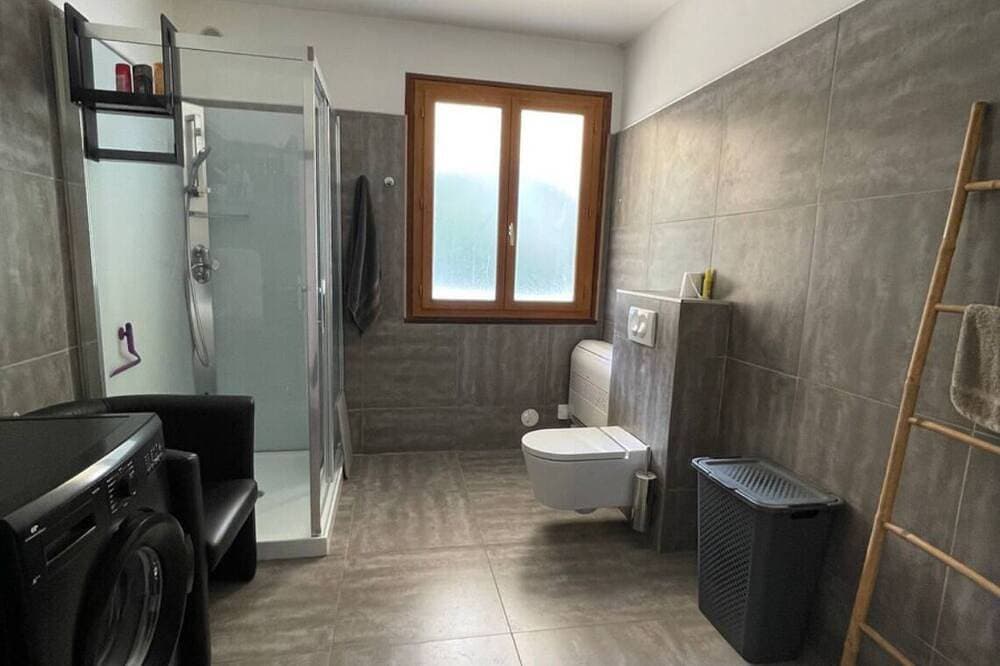 Foto 8 von 17: Spacious 2 Bed Apartment Between Sea And Mountains