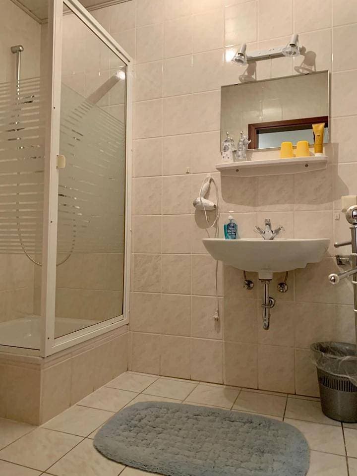 Foto 12 von 13: Double Room with Private Bathroom
