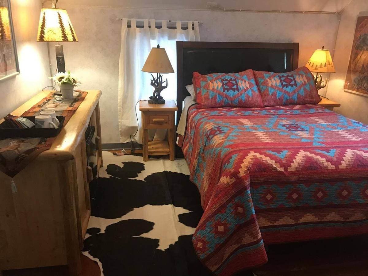 Foto 4 von 10: Queen Room with Private Bathroom and Mountain View