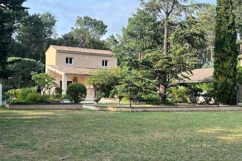 New 2-bedroom gite with air-conditioning, quiet location, swimming pool. Near village+Ochres 1