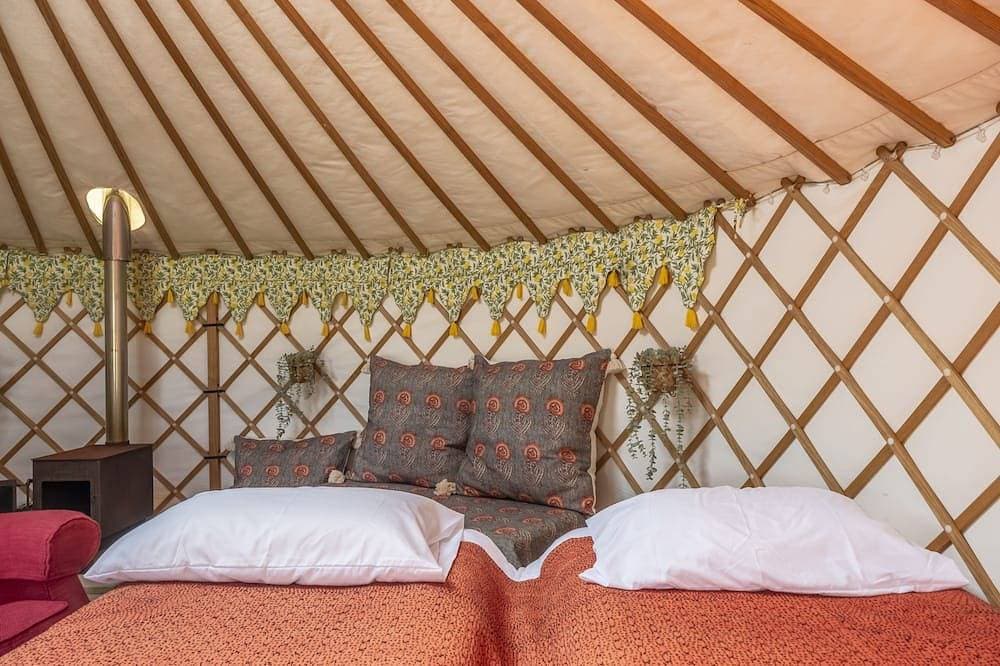 Foto 4 von 30: Luxury glamping with hot tub  - Valley View Yurt