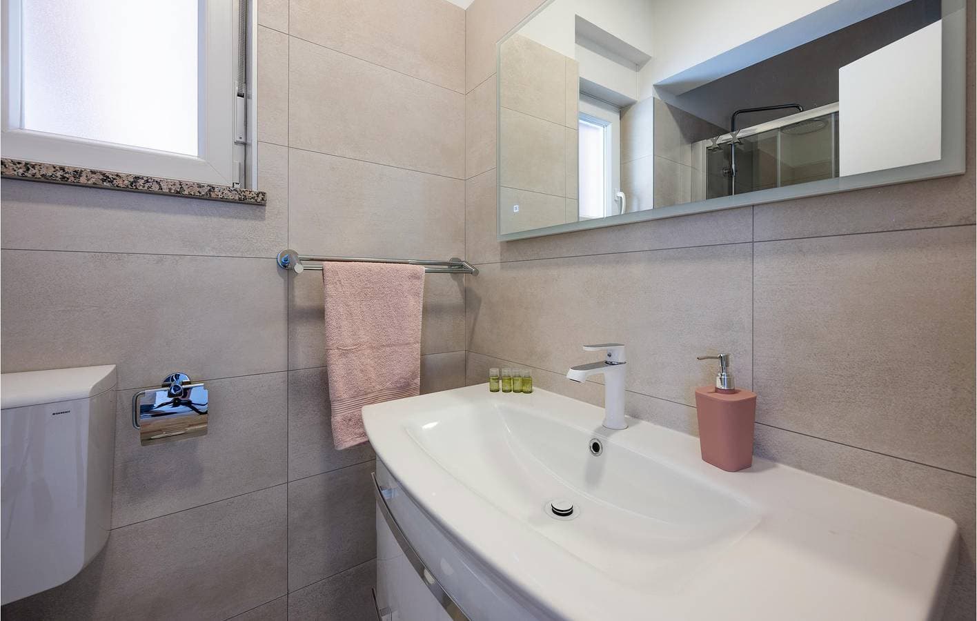 Foto 13 von 20: Moderne 66 m² große Wohnung mit Terrasse, WLAN, Klimaanlage und Parkplatz