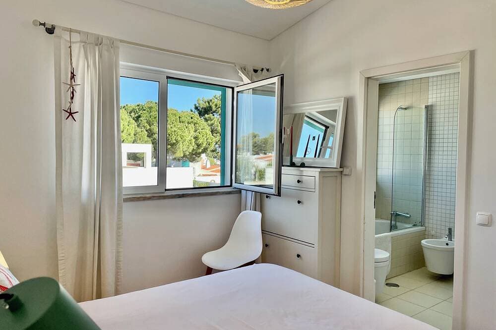 Foto 6 von 30: Casa da Prainha - 2 Bdr/ 200m to the beach/ 3 pools/ Sports friendly