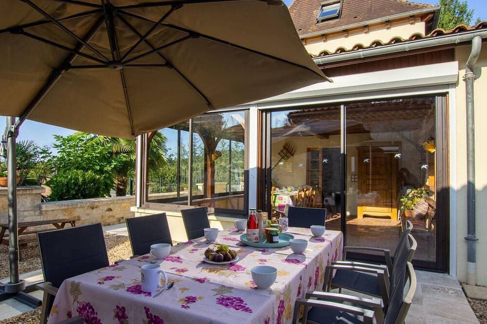 Geräumiges Haus mit privatem Pool und Internet in Villamblard 1