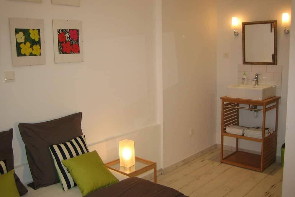 Foto 5 von 29: F1 modern, Klimaanlage, Parkplatz, WLAN, Terrasse, 2 Schritte vom Strand entfernt