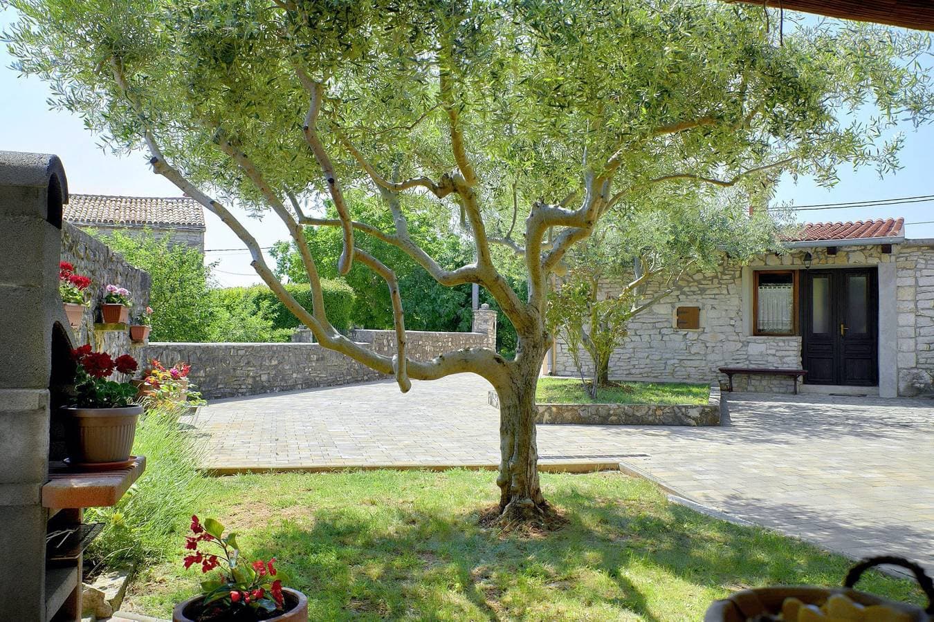 Foto 2 von 24: Ferienhaus Orihi * 2000 m2 eingezäunter Garten, überdachte Terrasse