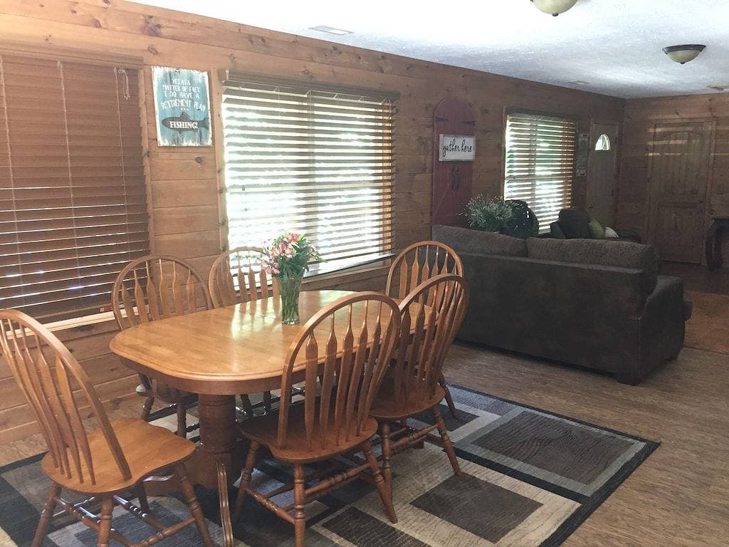 Foto 3 von 37: Private Riverfront 3-Bett / 2 Bad Haus auf dem Oconaluftee Fluss! Private Dock!